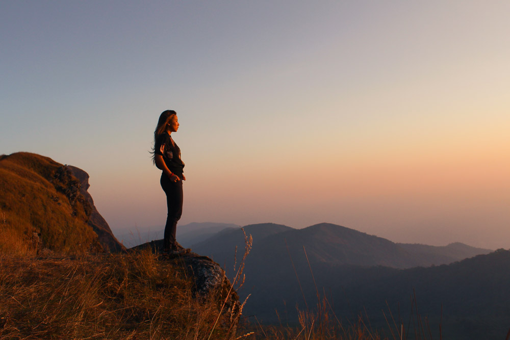 Mujer mira un atardecer
